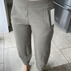 ❤️ Lululemon Textured Relaxed-Fit Tapered Mid-Rise Pant Size 2 NWOT